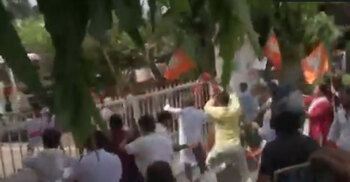 মোদীকে নিয়ে আপত্তিকর মন্তব্যের জেরে বিজেপি-কংগ্রেসের মারামারি