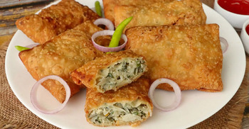 বিকেলের নাস্তায় রাখুন মোগলাই পরোটা