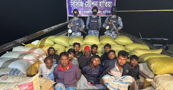 মিয়ানমারে পাচারের সময় খাদ্যদ্রব্যসহ ১২ জন আটক