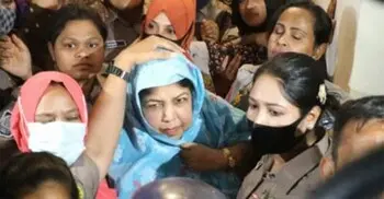 হুড়োহুড়িতে আদালতের সিঁড়িতে পড়ে গেলেন শিরীন শারমিন