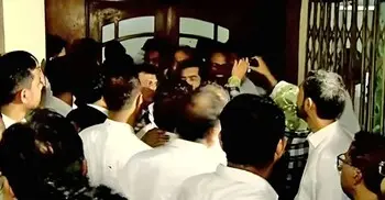 মনোনয়নপত্র সংগ্রহের সময় দুই পক্ষের আইনজীবীদের মধ্যে উত্তেজনা