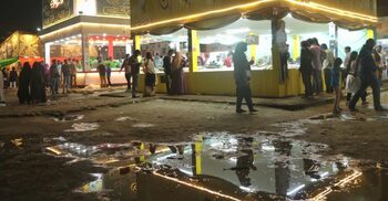 আলোকচিত্রে অসময়ের বৃষ্টিতে বইমেলা