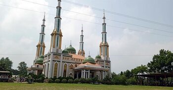 পর্যটকদের নজর কাড়ে মসজিদে নূর