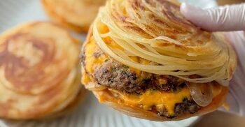 দুবাইয়ের ভাইরাল পরোটা স্ম্যাশ বার্গার বানাবেন যেভাবে