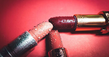 তারকাদের লিপস্টিক ট্রেন্ডে এখন কী আছে