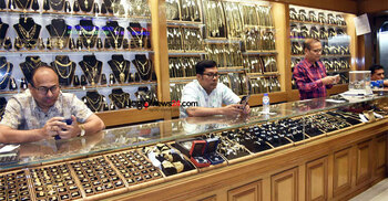 চড়া দামে ছোট হচ্ছে সোনার বাজার