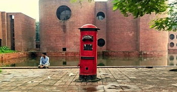 আমরা কেন ডাকবাক্সের সঙ্গে ছবি তুলি