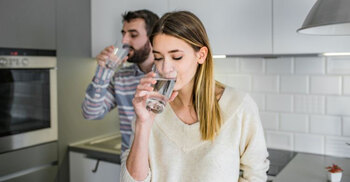 ঘুম থেকে উঠেই পানি খাবেন কেন