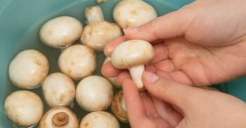 মাশরুম পরিষ্কারের সহজ কৌশল