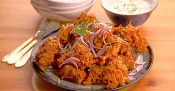 ঠান্ডা বিকেলের আড্ডায় শীতের সবজির পাকোড়া