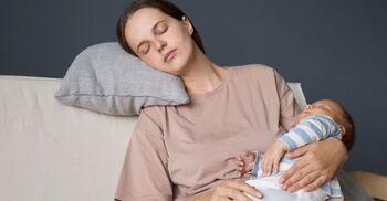 নতুন মা প্রায় ৫০% গভীর ঘুম হারায়, এর প্রভাব জানেন কি