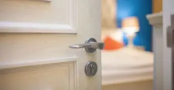 ঘুমানোর সময় দরজা বন্ধ রাখবেন, নাকি খোলা