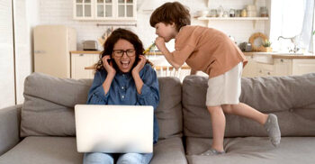 স্কুলে শান্ত, বাসায় ঝড়? মায়ের কাছেই কেন জেদ করে শিশু