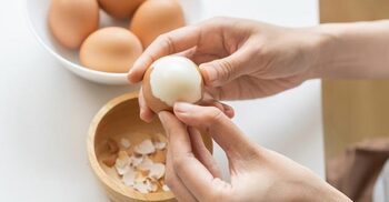 সেদ্ধ ডিমের খোসা ছাড়ানোর ট্রিক