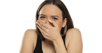 সিরিয়াস মুহূর্তে হঠাৎ হাসি আসে কেন?