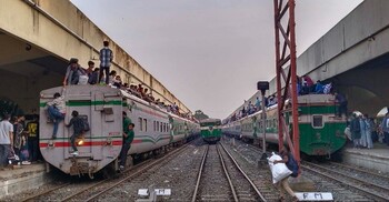 কমলাপুরে মানুষের ঢল, ট্রেনে তিল ধারণের ঠাঁই নেই