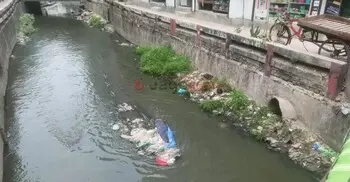 ঢাকার খালে টয়লেটের লাইন, পাড়ে নাক চেপে বসবাস