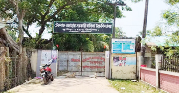 মায়ের মরদেহ বাড়িতে রেখে পরীক্ষা দিলো দুই বোন