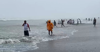 বৈরী আবহাওয়ায় সাগর উত্তাল