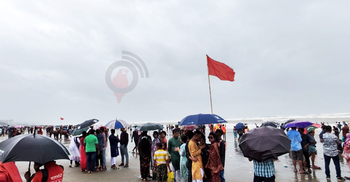 কক্সবাজারে খোলা হয়েছে ৫৭৬ আশ্রয়কেন্দ্র, সৈকতে দর্শনার্থীদের ভিড়