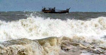 ঝড়ের কবলে সাগরে ট্রলার ডুবে শ্রমিক নিখোঁজ
