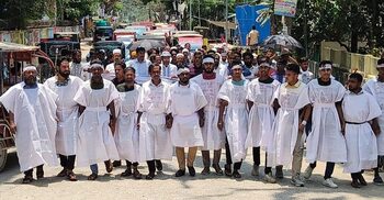 টেকসই বেড়িবাঁধ চেয়ে কাফনের কাপড় পরে সড়কে উপকূলবাসী