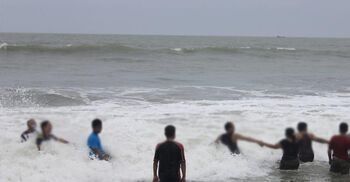 সাগরে গোসলে নেমে প্রাণ গেলো স্কুলছাত্রের