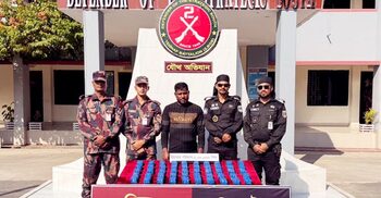 টেকনাফে মিয়ানমার থেকে আসা এক লাখ ইয়াবাসহ পাচারকারী আটক