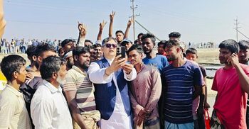 লবণ শ্রমিকদের সঙ্গে সালাহউদ্দিন আহমদের সেলফি