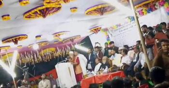 বক্তব্যকালে দেবে গেলো বিএনপি প্রার্থীর মঞ্চ, ভিডিও ভাইরাল