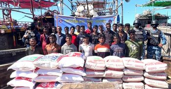 সেন্টমার্টিনে বিপুল পরিমাণ খাদ্যপণ্যসহ ২২ পাচারকারী আটক