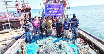 সেন্টমার্টিনে ট্রলিং জালসহ ১৬ জেলেকে আটক