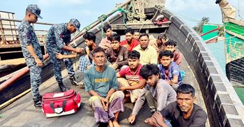 বঙ্গোপসাগরে বিকল ট্রলার, চারদিন পর ১৫ জেলেকে উদ্ধার করলো নৌবাহিনী