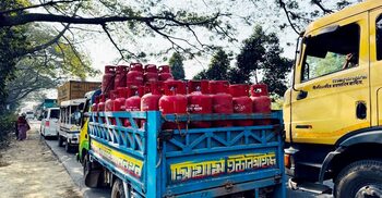 ঢাকা-চট্টগ্রাম মহাসড়কে স্ক্রাপবাহী লরি উল্টে ৫ কিলোমিটার যানজট