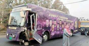 চট্টগ্রাম চ্যালেঞ্জার্সের টিম বাসে লরির ধাক্কা