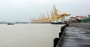 Chattogram port issues own alert-4, suspends its operations