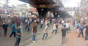 শিক্ষার্থী-ছাত্রলীগ সংঘর্ষ চলছে, মুহুর্মুহু ককটেল বিস্ফোরণ