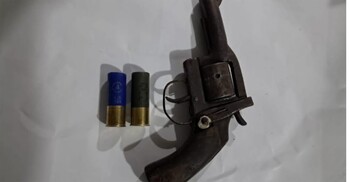 রাউজানে পরিত্যক্ত অবস্থায় রিভলবার ও কার্তুজ উদ্ধার