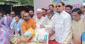 চট্টগ্রামে অগ্নিকাণ্ডে ক্ষতিগ্রস্তদের পাশে মেয়র শাহাদাত