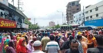 চট্টগ্রামে বকেয়া বেতনের দাবিতে সড়ক অবরোধ, ভোগান্তিতে যাত্রীরা