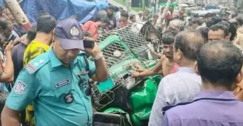 চট্টগ্রামে ট্রেনের ধাক্কায় দুমড়ে-মুচড়ে গেলো অটোরিকশা, আহত চালক