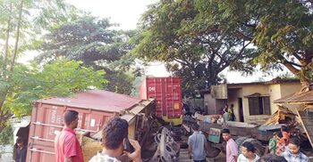 লরির ধাক্কায় উল্টে গেলো ট্রেনের ইঞ্জিন, নিরাপত্তা কর্মী নিহত