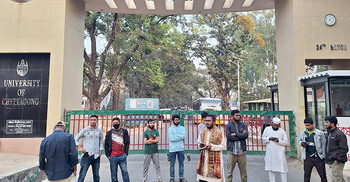 শিক্ষার্থীদের যাতায়াতে বাস না দেওয়ায় চবির মূল ফটকে তালা