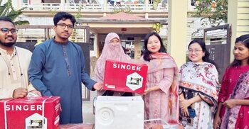 চাকসুর উদ্যোগে চবি ছাত্রী হলে সেলাইমেশিন বিতরণ