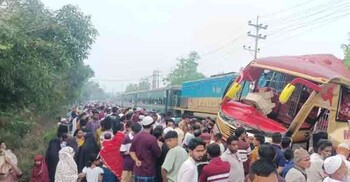কুমিল্লায় বাস-ট্রেন সংঘর্ষে নিহত ১২, মিললো দায়িত্বে গাফিলতির প্রমাণ