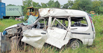 4 die as bus hits microbus in Cumilla