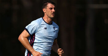 চোটের কারণে অ্যাশেজের প্রথম টেস্ট থেকে ছিটকে গেলেন কামিন্স