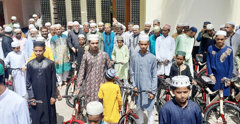 টানা দু’মাস জামাতে নামাজ পড়ে বাইসাইকেল পেলো ৩১ কিশোর