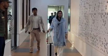 এয়ারপোর্টে অবতরন করলেন ডা. জুবাইদা রহমান