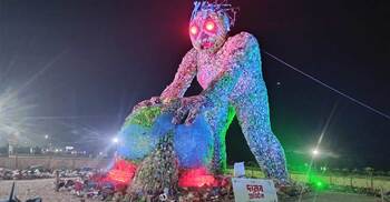 কক্সবাজার সৈকত বেলাভূমিতে ৪৫ ফুটের প্লাস্টিক দানব